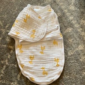 Aden + Anais 0-3 swaddle small medium giraffe
